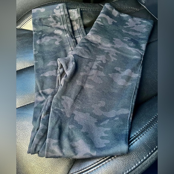 Spanx Seamless Look At Me Now Camo Leggings - Picture 7 of 10
